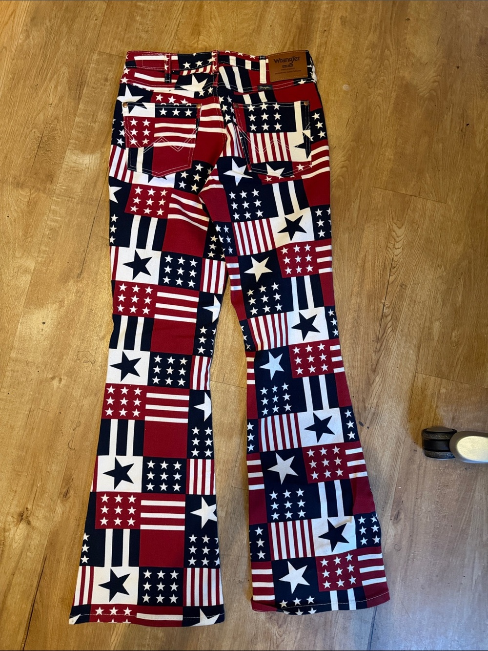 Wrangler Patriotic Flag Print Flared Pants - size 28 x 32 - Picture 3 of 3
